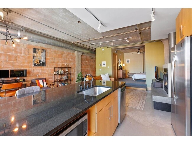 Building Photo - 525 N 3rd St