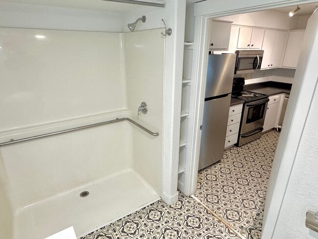 Building Photo - Gateway Ground Floor Corner Unit Condo with Laminate H/W's, A/C, Assigned Parking, Laundry In-Unit