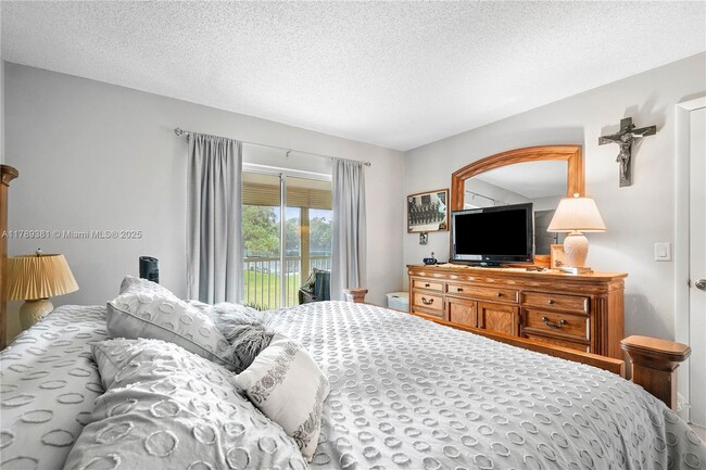 Building Photo - 18081 SE Country Club Dr
