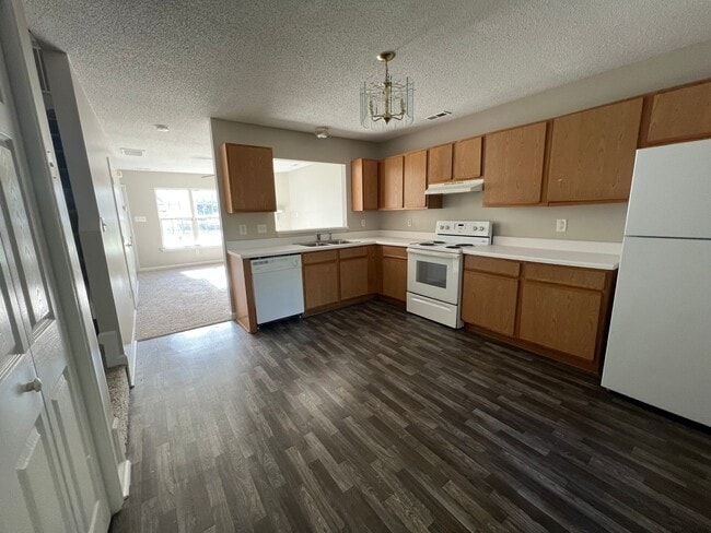 Building Photo - Beautiful 2 bedroom 2.5 bath town home loc...