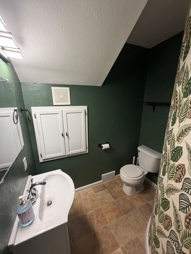 Building Photo - AVAILABLE NOW - 4 bed/1.5 bath Home In Superior