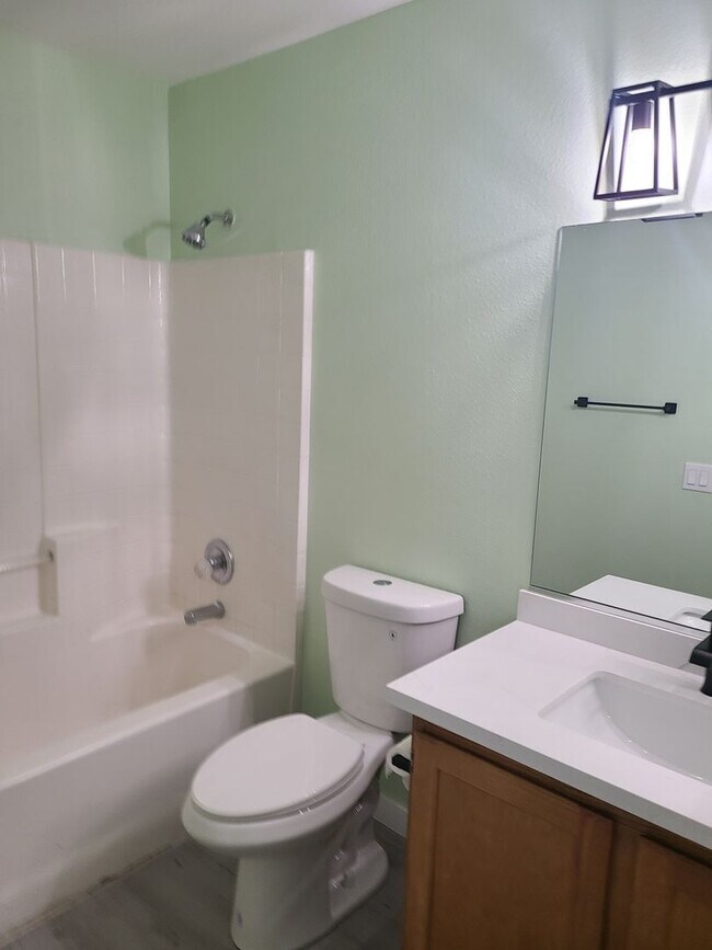 Building Photo - 3 BDRM 2.5 BATH GATED TOWNHOME