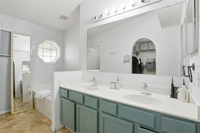 Building Photo - 10608 Laxton St