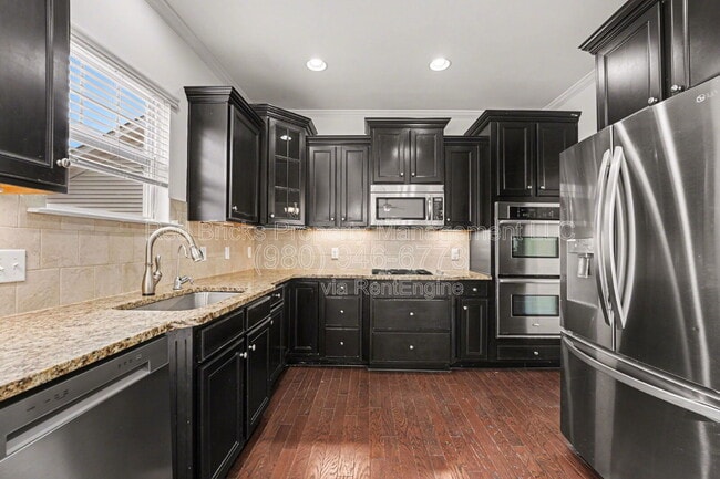 Building Photo - 1349 Middlecrest Dr NW