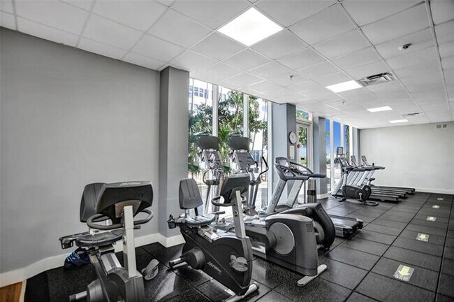 Building Photo - 2030 S Ocean Dr