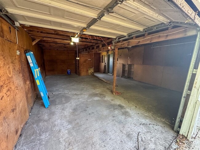 Building Photo - 910 S Austin St
