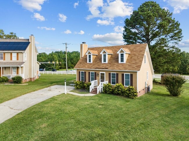 Building Photo - Welcome to your Perfect Home:  3BD, Hardwo...