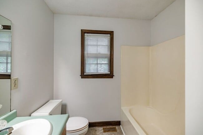 Building Photo - 145 Shadow Moss Dr
