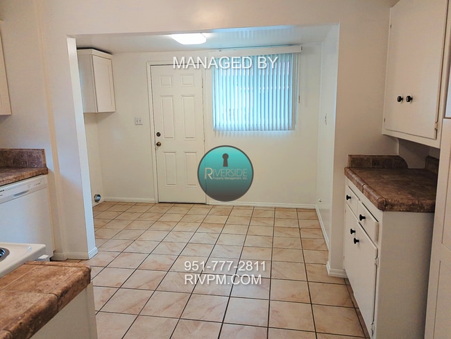 Building Photo - This centrally located Riverside duplex will go fast!!