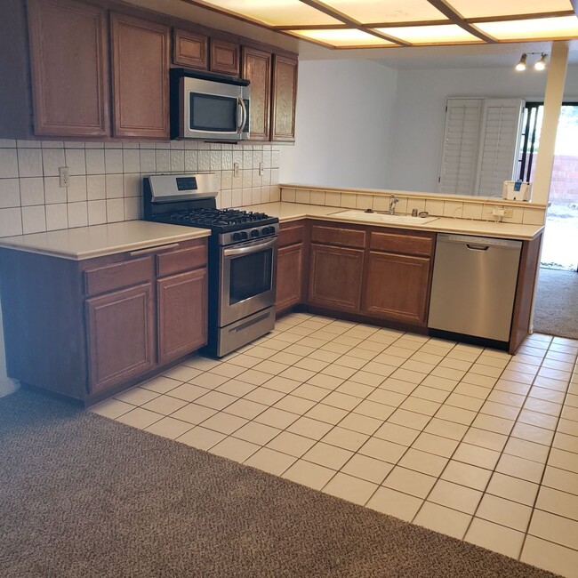 Building Photo - CANYON CREST - 2 Bedroom 2.5 Bath Townhouse
