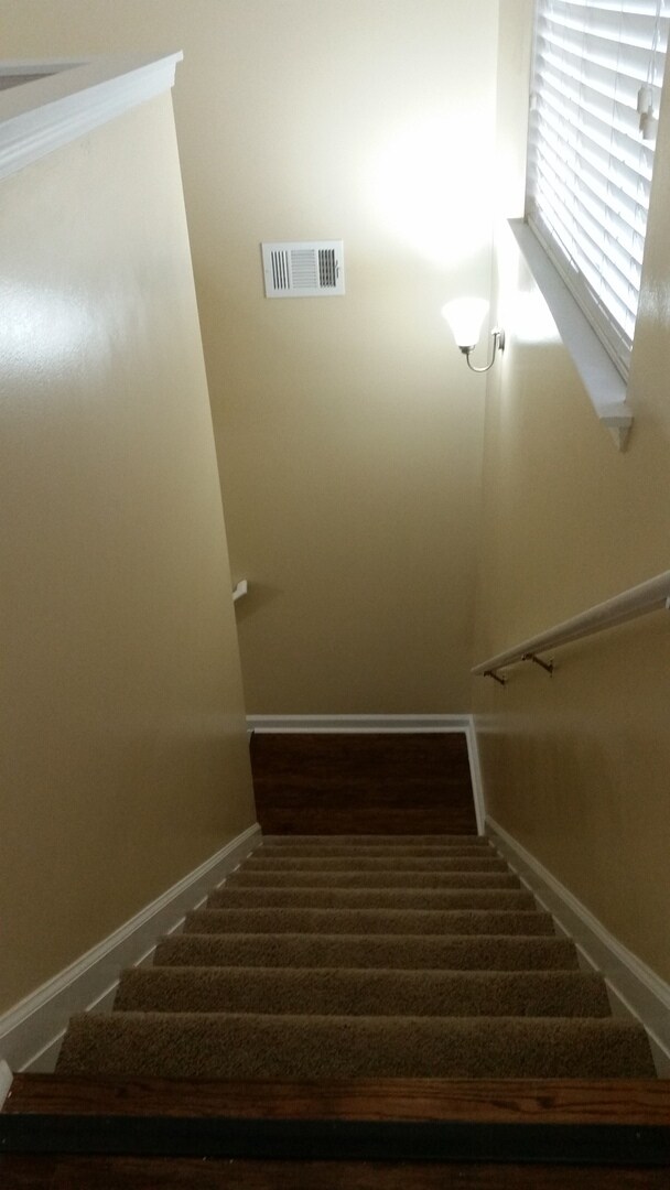 Building Photo - MOVE IN TODAY!  Large 4 bed 2 bath with bo...