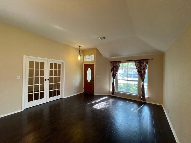 Building Photo - Beautiful single-story home in desirable Vista Oaks Subdivision