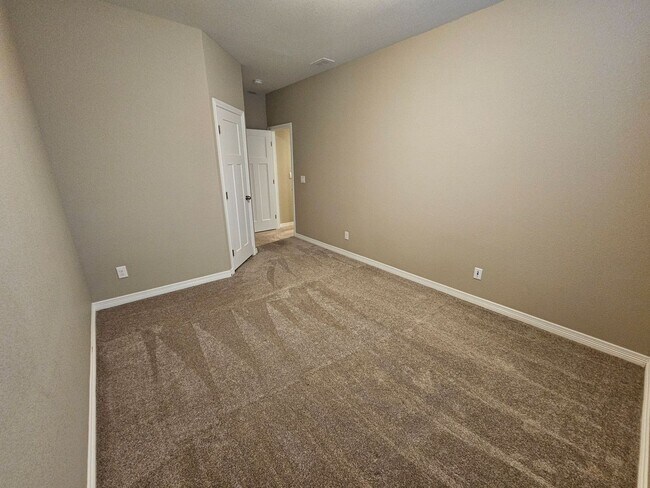 Building Photo - Beautiful 5 Bedroom, 3.5 Bath, 4 Car Garag...