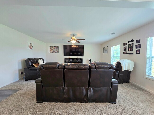 Building Photo - 2160 Alden Dr