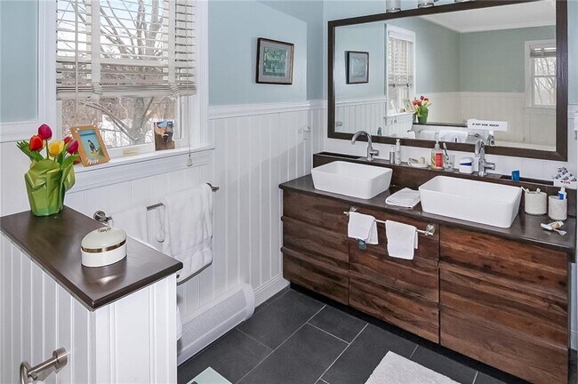 Building Photo - 641 Middle Rd