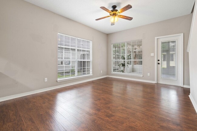 Building Photo - 2033 Post Oak Ct