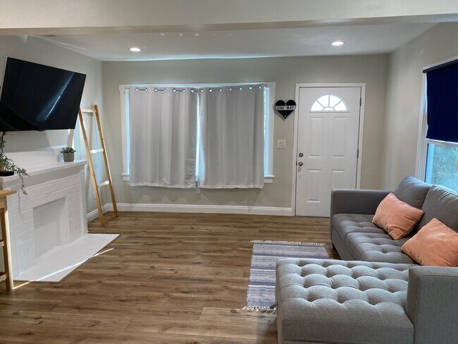 Building Photo - 749 N Wilton Pl