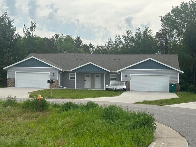Building Photo - 3 Bedroom Duplex
