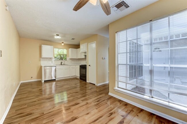 Building Photo - 4035 Green Crest Dr
