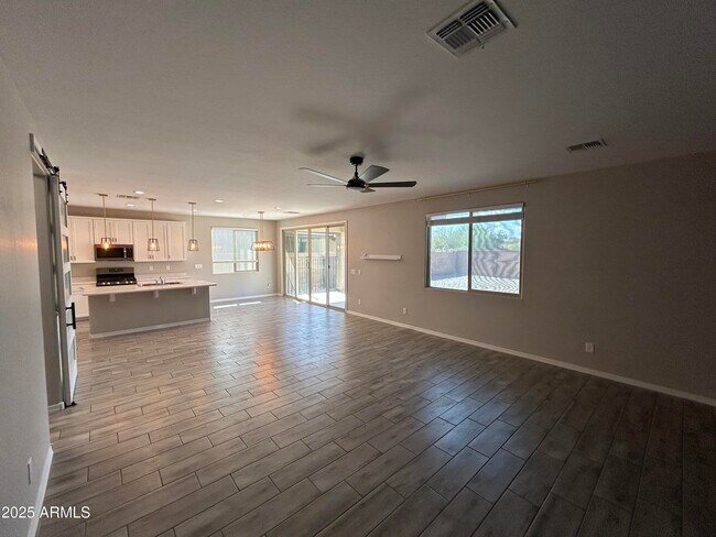 Building Photo - 25930 N Thornhill Dr