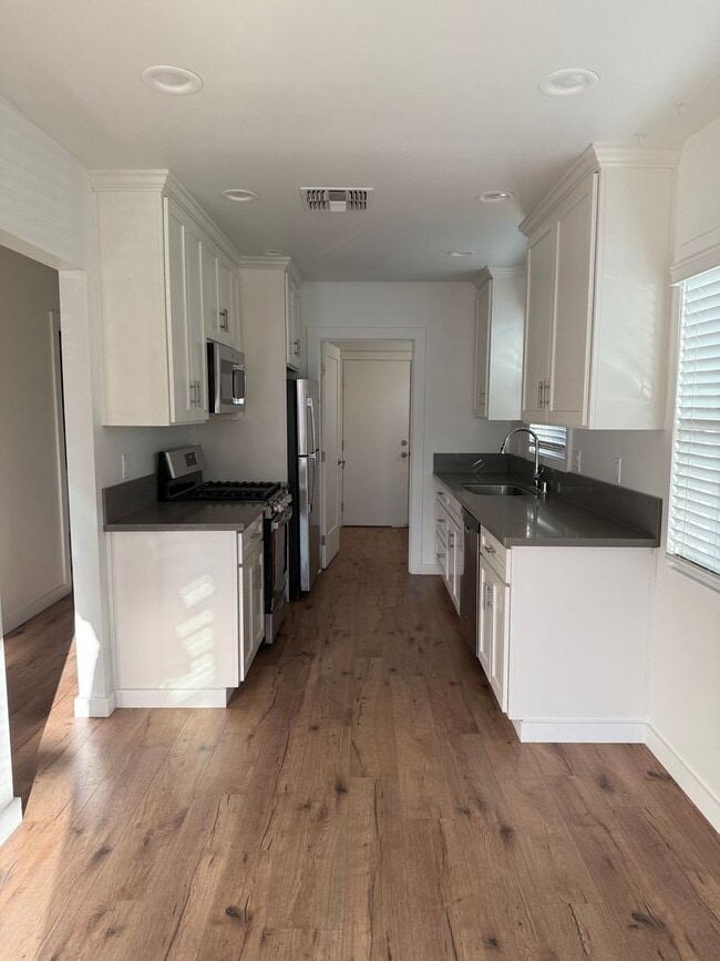 Building Photo - Beautifully Updated 2/2 Duplex - 4033 Miller Way