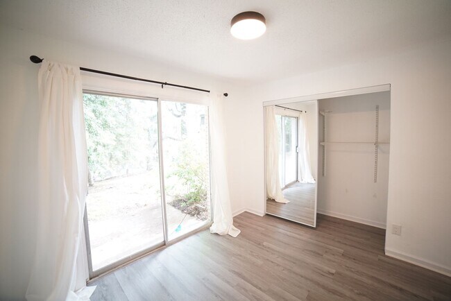 Building Photo - BEAUTIFULLY UPDATED 2 Bed / 1 Bath Condo o...