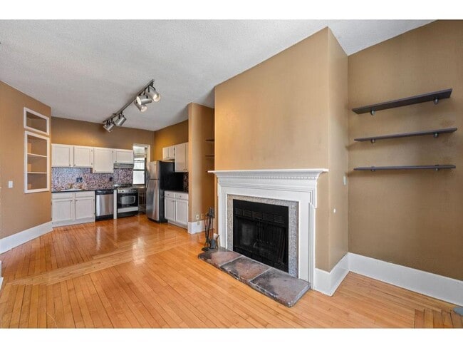 Building Photo - 609 S 9th St