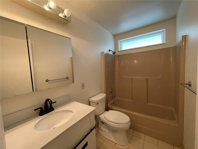 Building Photo - 126 18th Ave NE