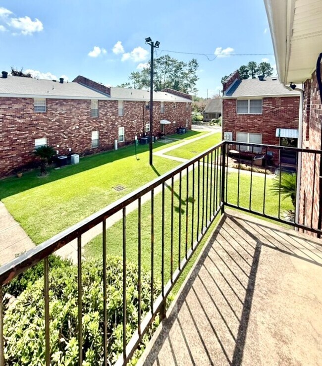 Building Photo - Spacious 2 Bed/2 Bathroom Condo in Bocage – Walk to Towne Center & Whole Foods!