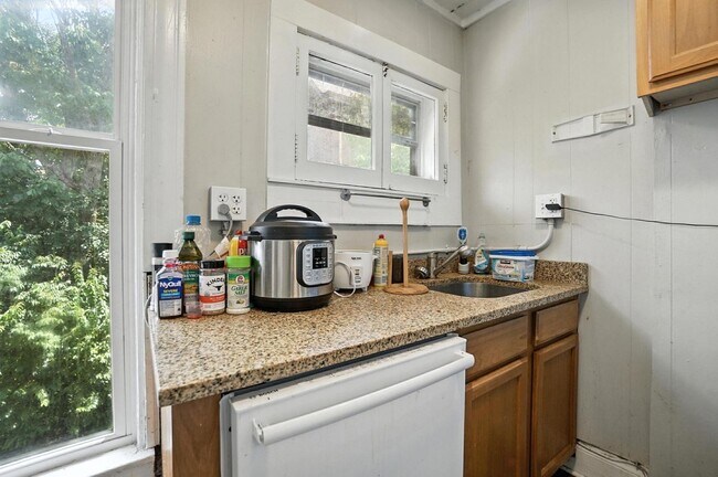 Building Photo - 7 bed/2 bath on Atkinson, Mins. from UC for Only $650/pp ($4,550/mo)!