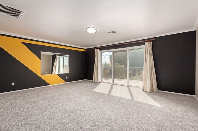 Building Photo - 4 Bedroom 2.5 Bath w/3 Car Garage in Super...