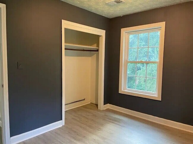 Building Photo - Beautifully Updated 2 Bedroom 1 Bathroom Home - Move-In Ready!