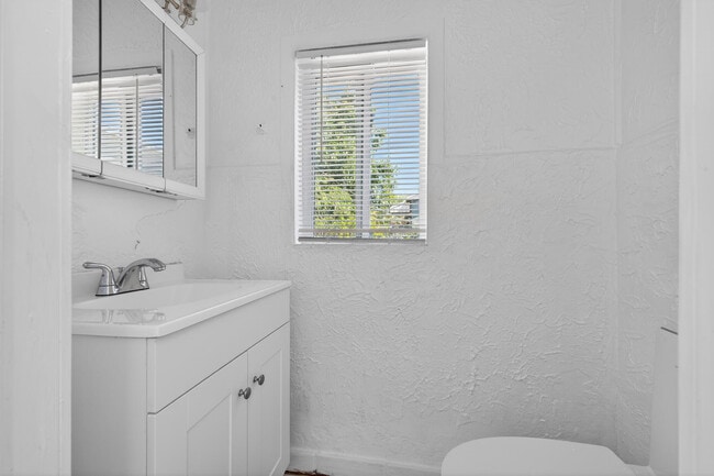 Building Photo - 933 30th Ct