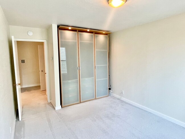 Building Photo - Light Filled, Pristine 1br/1Ba Condo w/Par...