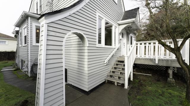 Building Photo - 4 bedroom in Seattle WA 98103