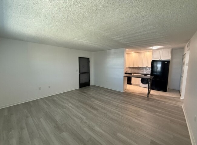 Building Photo - 5800 Hollywood Blvd