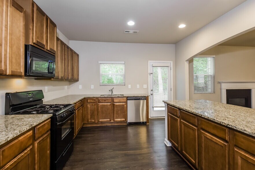 Building Photo - 618 Royal Crest Ct
