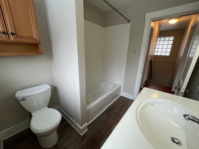 Building Photo - Lovely 2BR Home w/Fenced in Backyard!