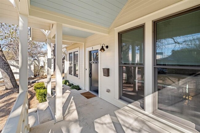 Building Photo - 2606 W 8th St