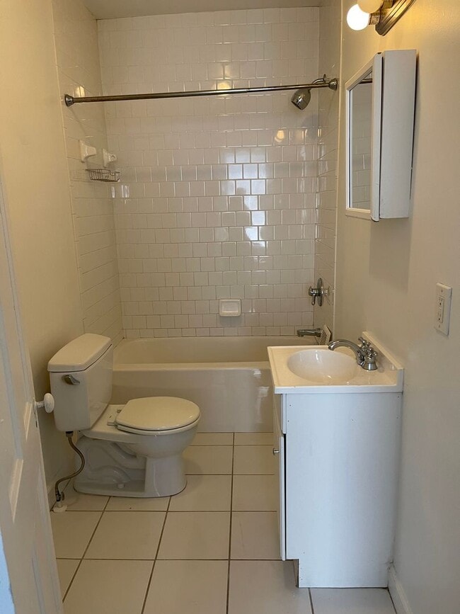 Building Photo - Spacious 4 bdrm/2 bath Home Located in Richmond's Fan District w/Balcony!!  Walking Distance to V...