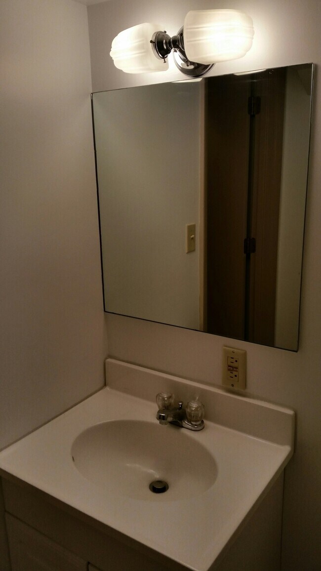 Building Photo - 112 E 5th St