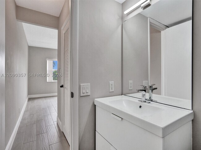 Building Photo - 400 N Riverside Dr