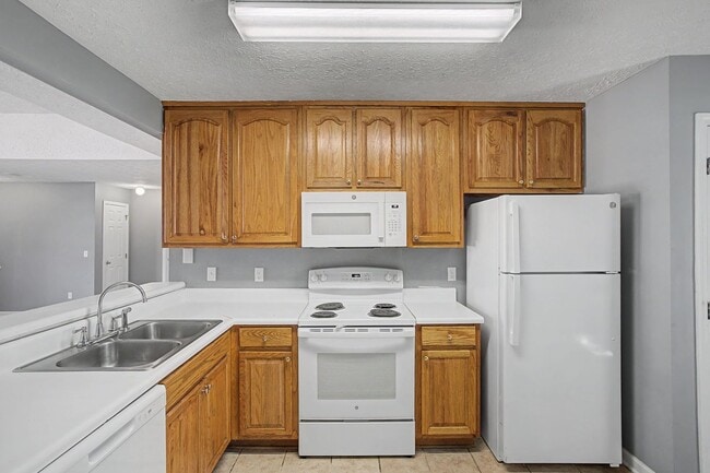 Building Photo - Now Available! 3 Bed 3 Bath Duplex