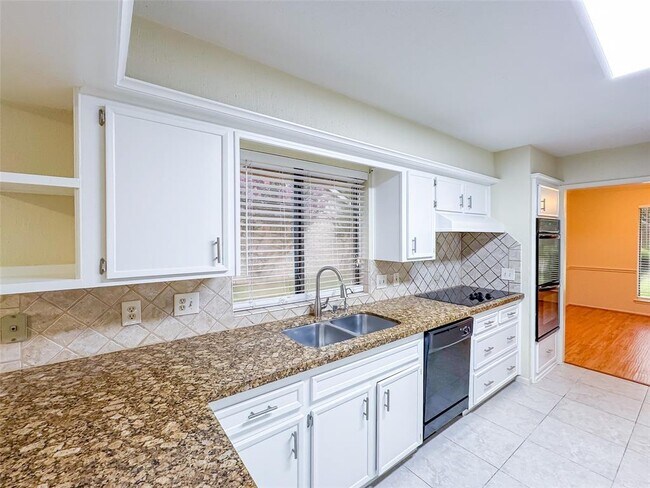 Building Photo - 2926 Colonial Dr