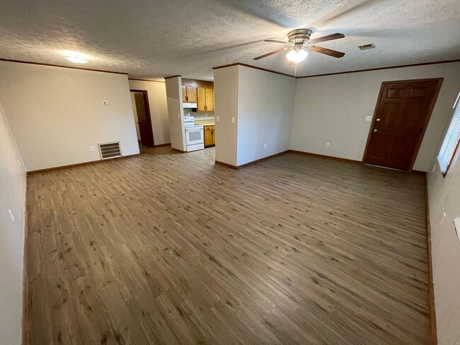 Building Photo - 509 Chateau Dr SE