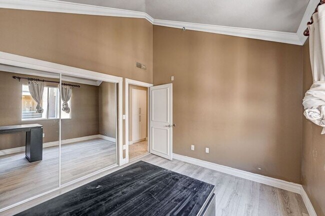 Building Photo - 210 E Flamingo Rd