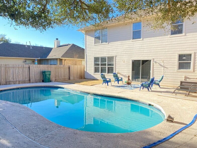 Building Photo - 2326 Clover Ridge Dr