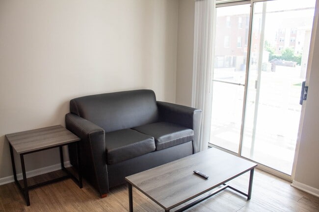 Interior Photo - 202 E Chalmers