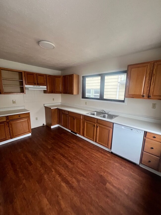 Building Photo - Large 3 Bed 2 Bath House