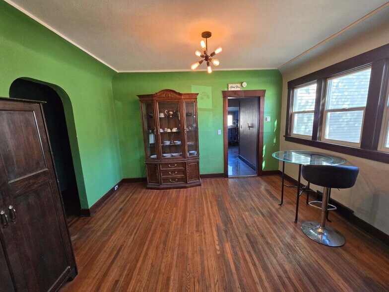 Formal dining room leads to kitchen, 2 bedrooms, and bath - 420 W Shannon Ave